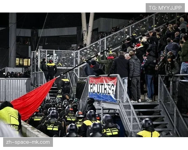 荷兰警方逮捕十二名涉嫌策划在欧冠比赛期间进行袭击的嫌疑人